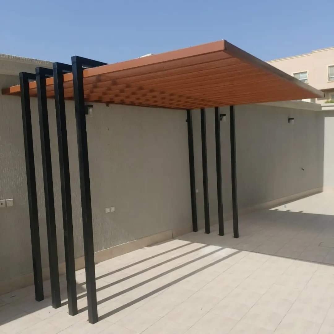 برجولات خشبية للبلكونات في الخرج توفر الأناقة والظل في المساحات المفتوحة.