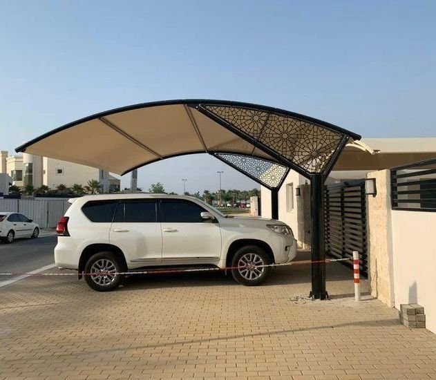 مظلات ساندوتش بانل: عبارة عن ألواح معدنية مغطاة بطبقات عازلة