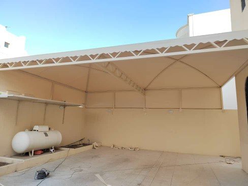 مظلات مدارس الرياض  توفر حماية للطلاب من أشعة الشمس والمطر خلال اليوم الدراسي.