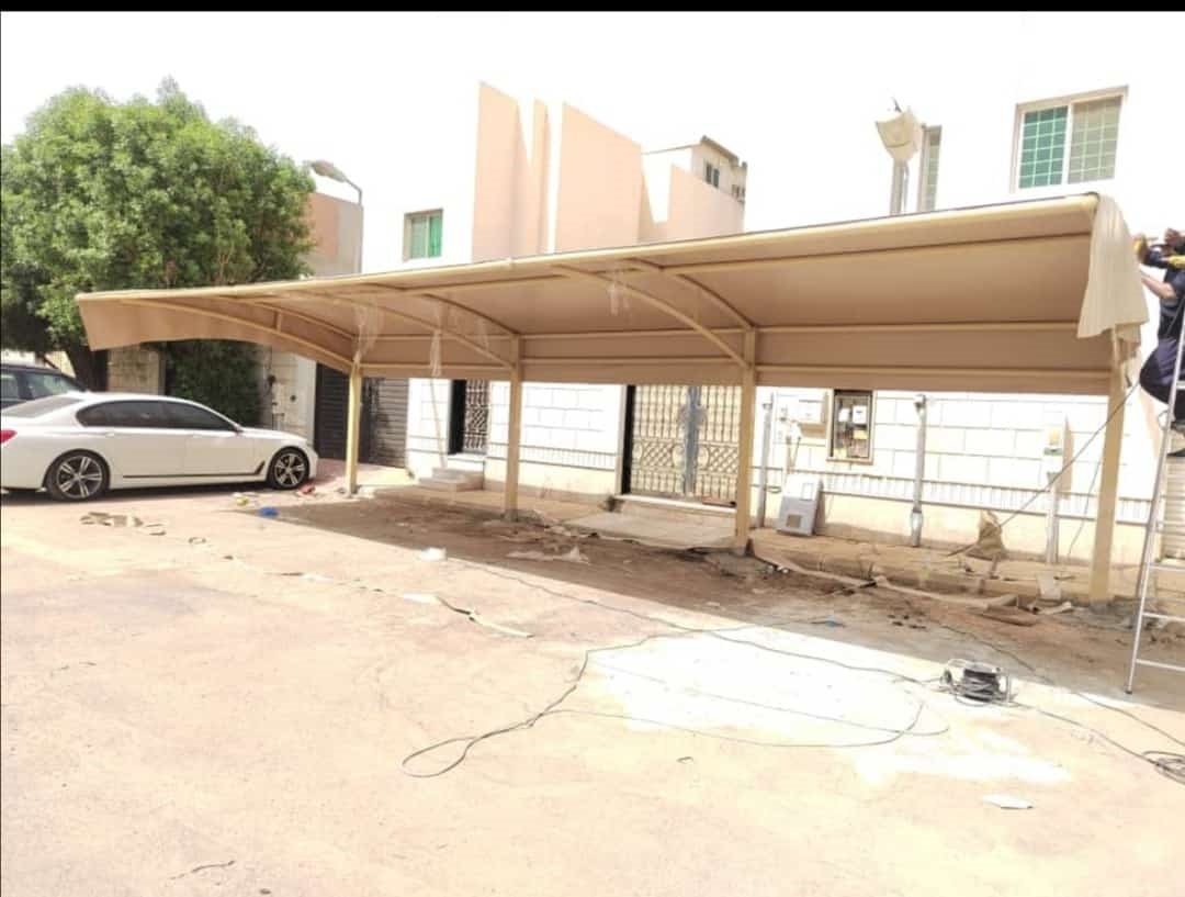 مظلات مدارس الرياض   تمنح الطلاب حماية من الشمس وأجواء مريحة في الفناء.