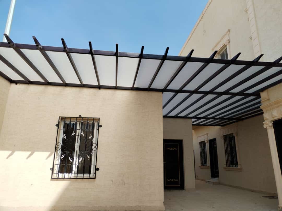 مظلات مدارس في الخرج توفر بيئة مريحة وآمنة للطلاب في المساحات الخارجية.