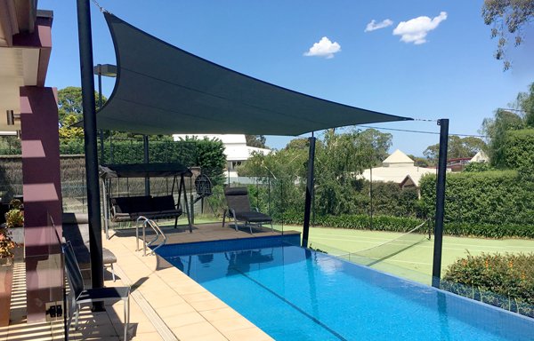 مظلات مسابح تحمي من الشمس وتوفر راحة وجمالية للمساحات الخارجية. أوتوماتيكية ثابتة