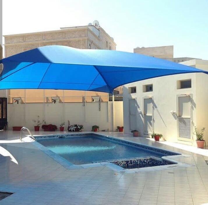 مظلات مسابح قماش. يعد من أفضل وأضمن انواع المظلات للمسابح، حيث يتمتع بالقوة