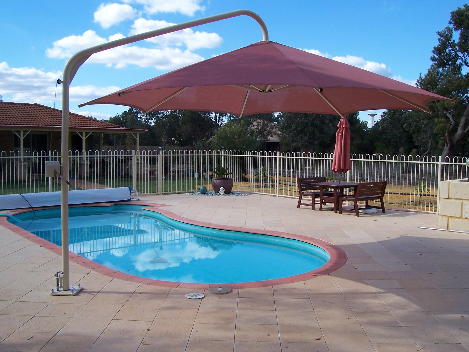 مظلات مسابح للحماية الاطفال والخصوصية التامة بشكل عصري